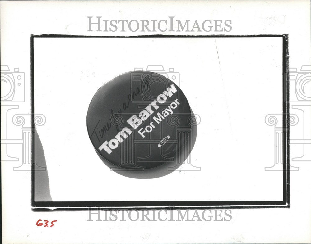 1989 Press Photo Tom Barrow Mayor Button - Historic Images