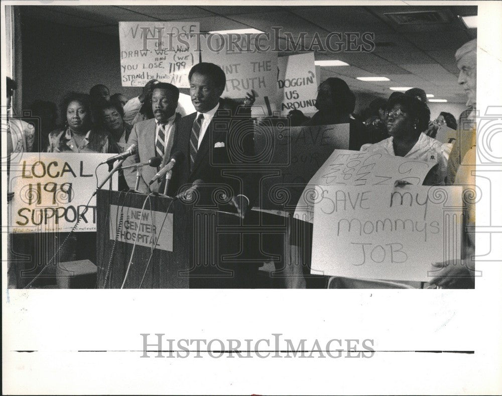 1989 Press Photo Tom Barrow news conference - Historic Images