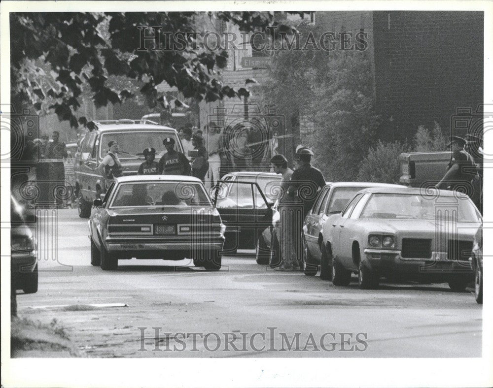 1989 Press Photo Gunman neighbor Gabriel Barron police - Historic Images