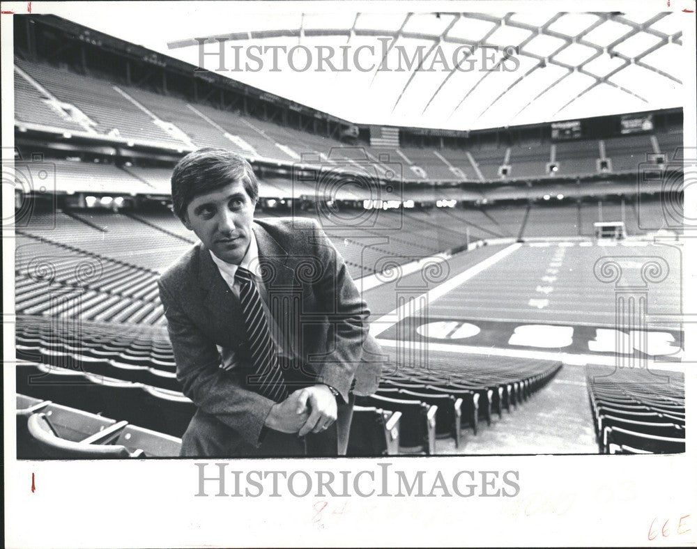 1981 Press Photo Gerry Baron stadium filling public - Historic Images