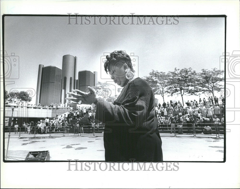 1986 Press Photo Barnes dances to the music on stage - Historic Images