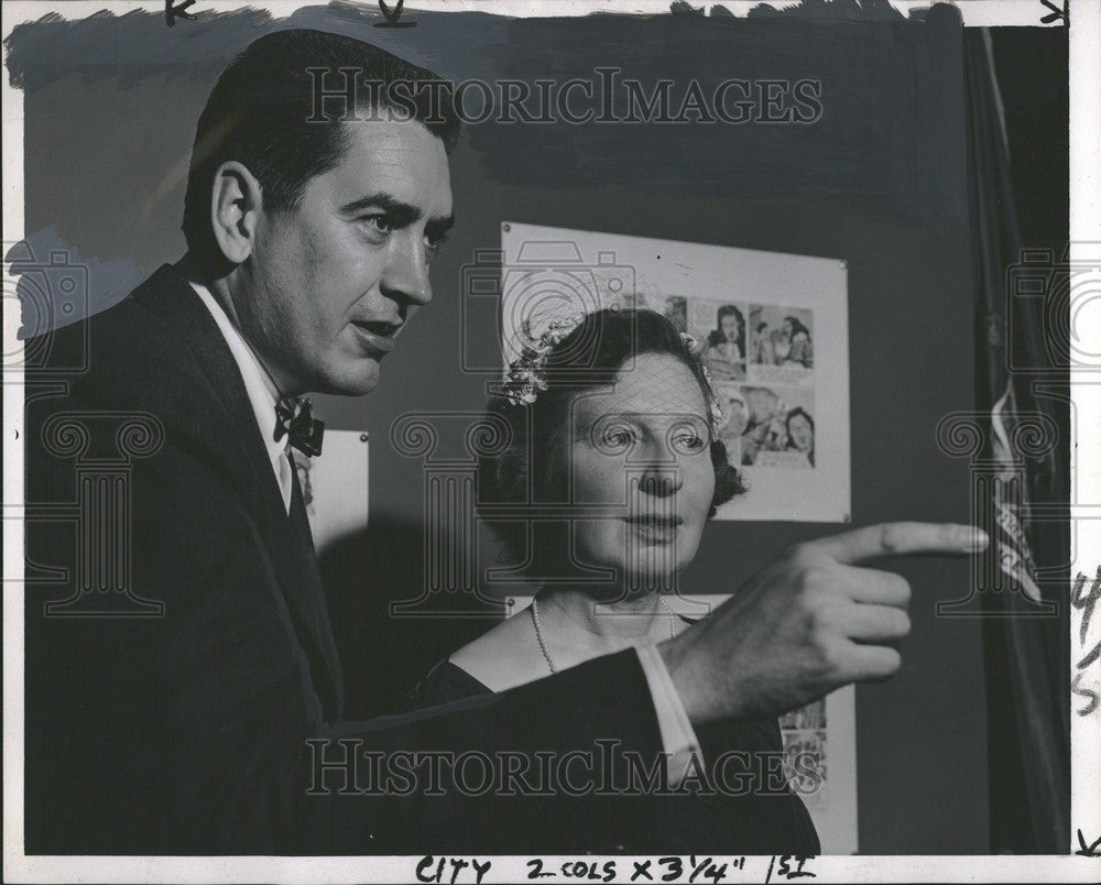 1955 Press Photo Rick Fletcher Artist Daughter Helper - Historic Images