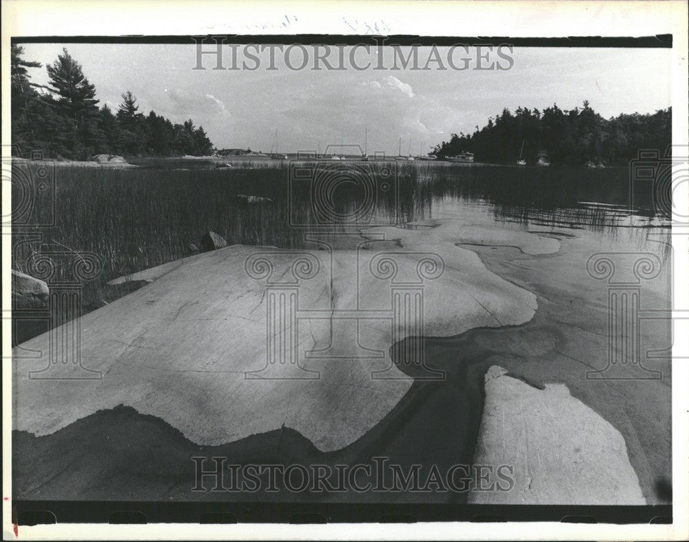 1988 Press Photo travelers beached their dinghy - Historic Images