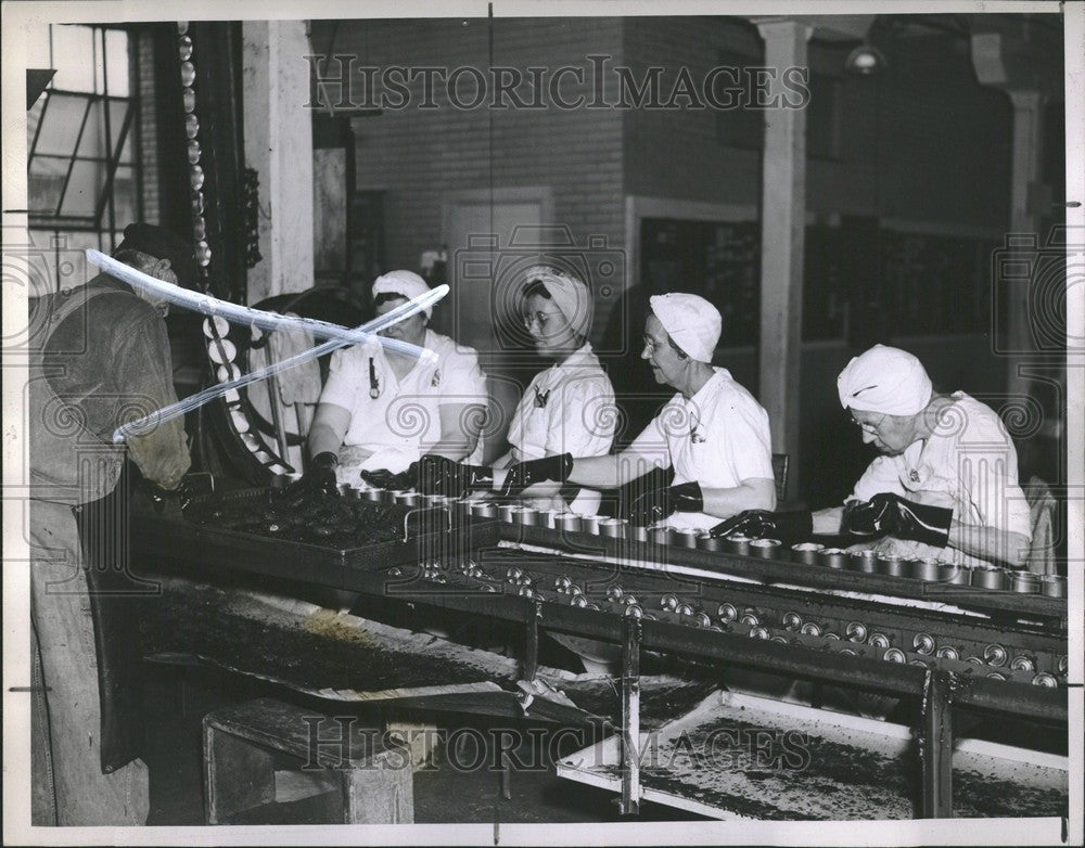 1945 Press Photo Hamburgers Walter A. Reed women - Historic Images