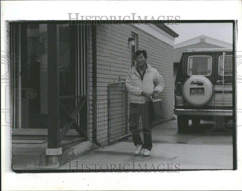 1991 Press Photo Tetsuji Taniguchi arrives home - Historic Images