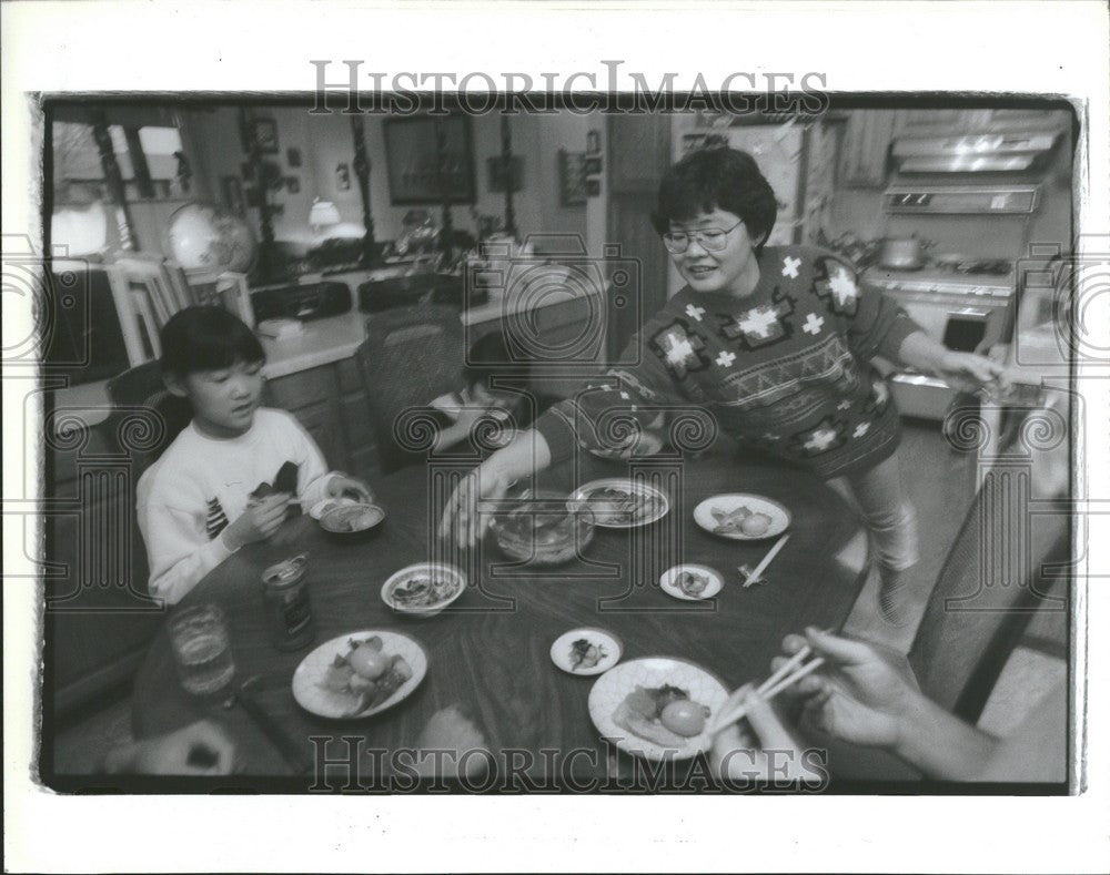 1991 Press Photo Yuko Taniguchi American poet Yokohama. - Historic Images