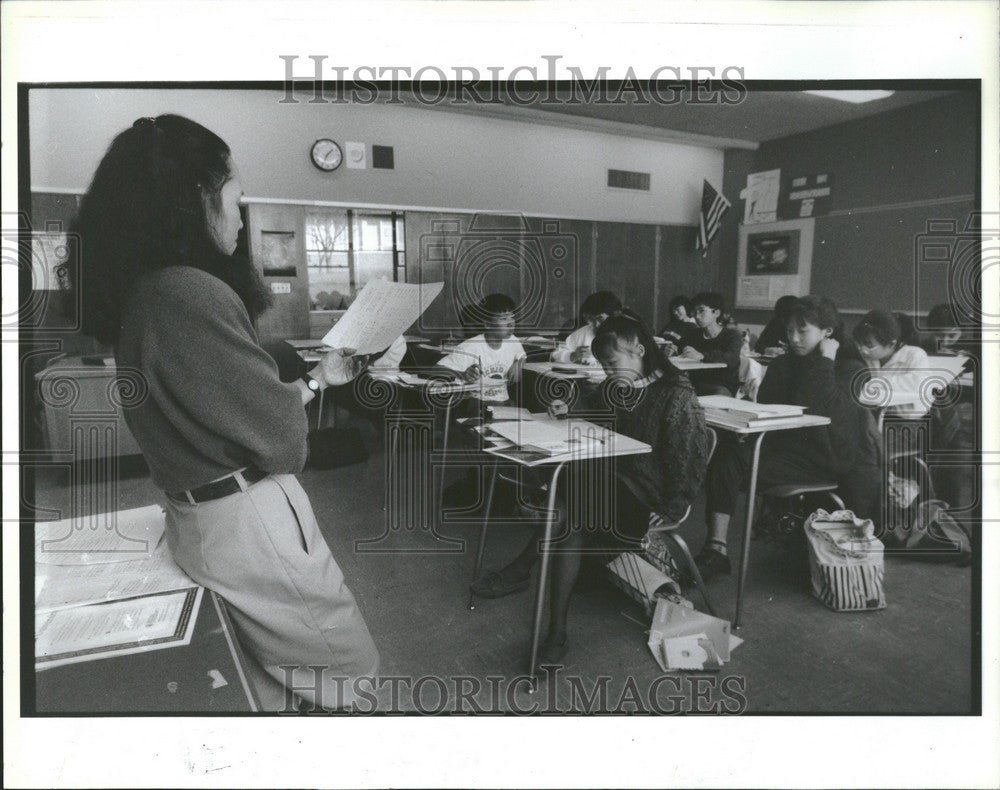 1991 Press Photo Hiroe Nusa teaches Japanese history - Historic Images