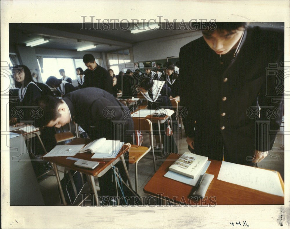 1991 Press Photo students Toyota Nishi High School bow - Historic Images