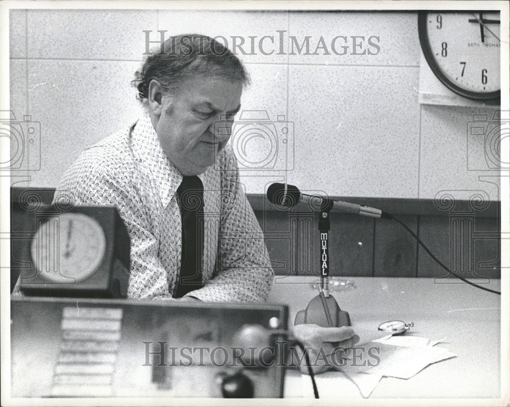 1971 Press Photo Van Patrick Sportscaster Lions Tigers - Historic Images