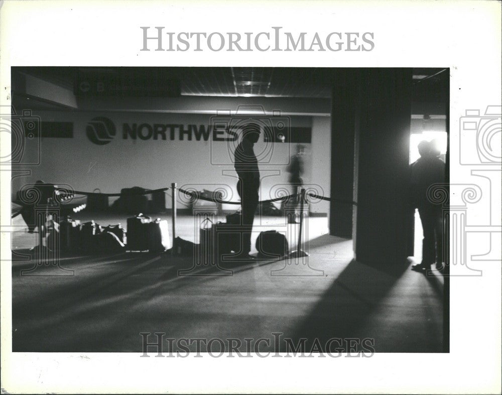 1988 Press Photo Darkness Northwest Airlines Baggage - Historic Images