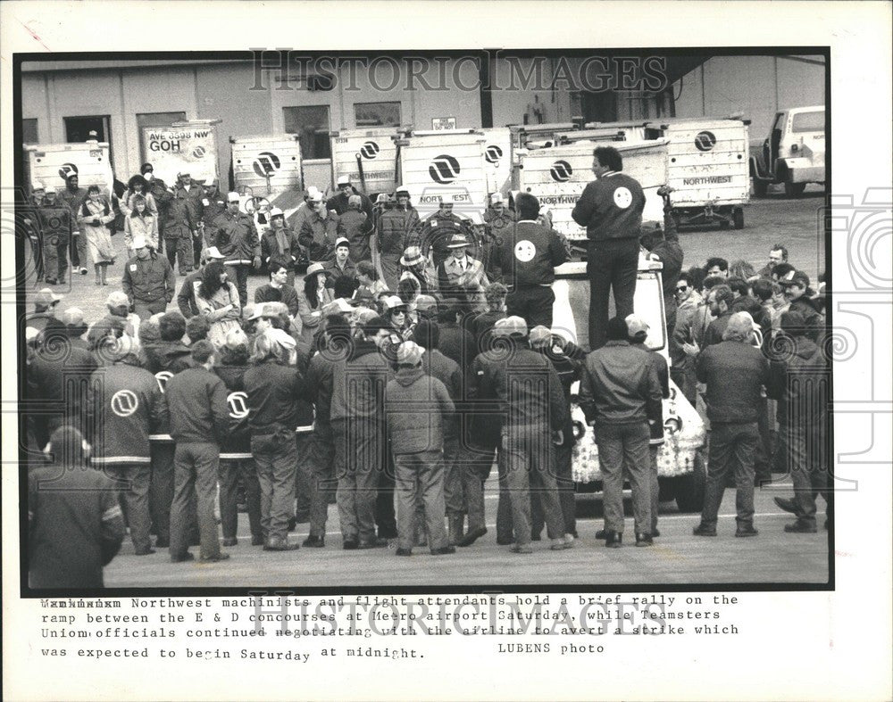 1988 Press Photo Flight attendants hold a brief rally - Historic Images