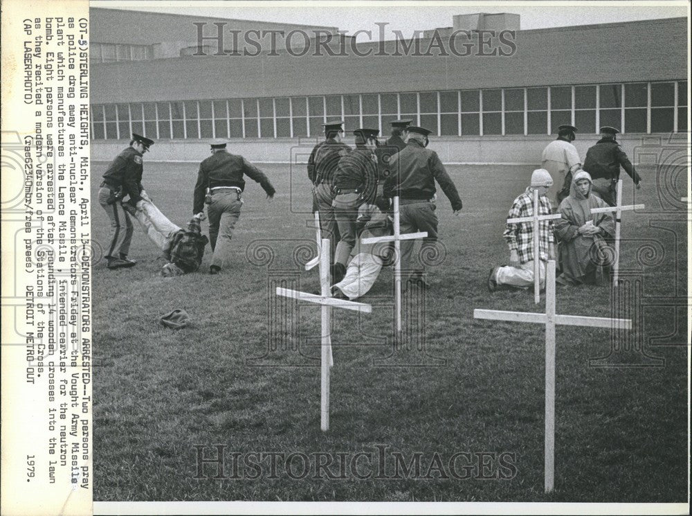 1979 Press Photo nuclear demonstrators Vought crosses - Historic Images