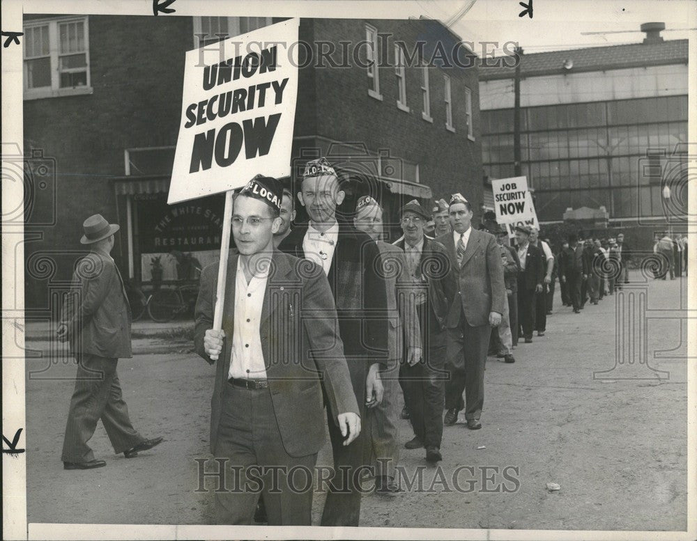 1945 Press Photo ALEX PARENT FORD PICKETS - Historic Images