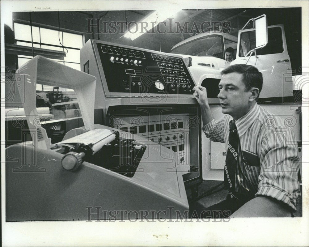 1974 Press Photo George Vargo Chief Engineer NucleusInc - Historic Images