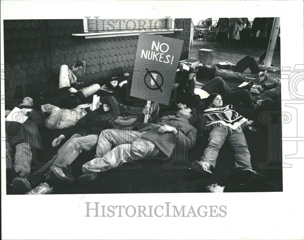 1982 Press Photo nuclear weapons peace protesters - Historic Images