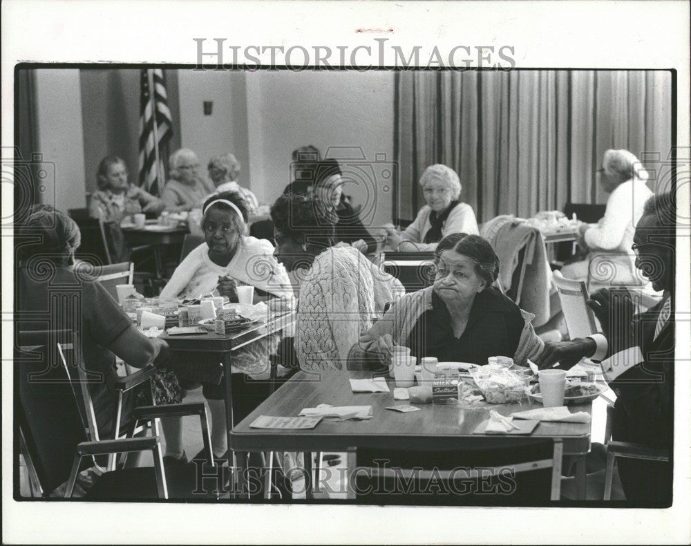 1976 Press Photo nursing home lunch Federal Food senior - Historic Images