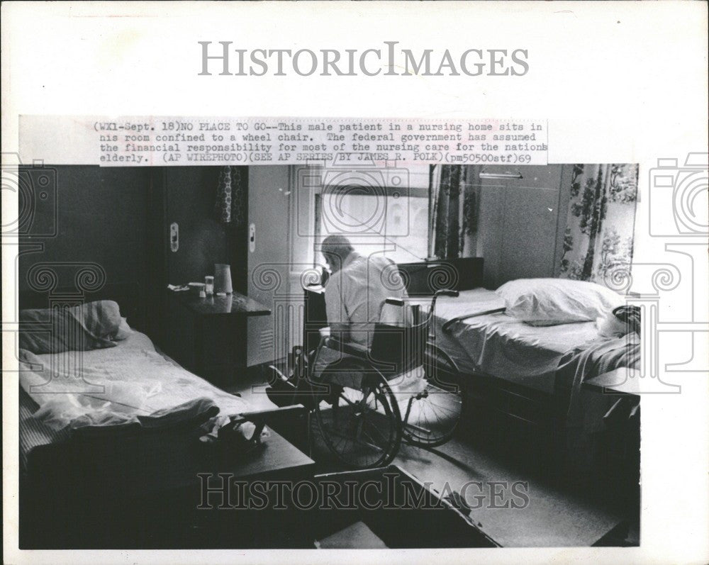 1969 Press Photo nursing home elderly care wheelchair - Historic Images