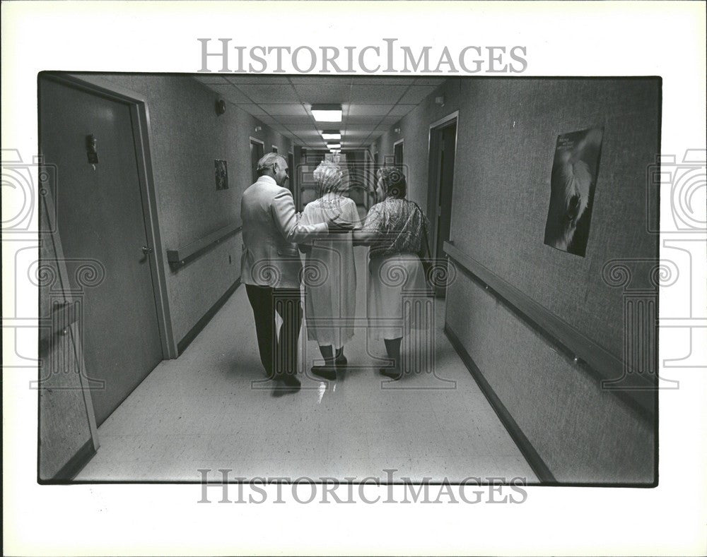 1986 Press Photo Glenn Kay Hall mother corridor - Historic Images