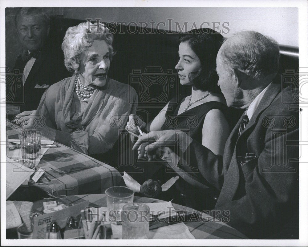 1960 Press Photo Cathlee Nesbit Marisa Pavan - Historic Images