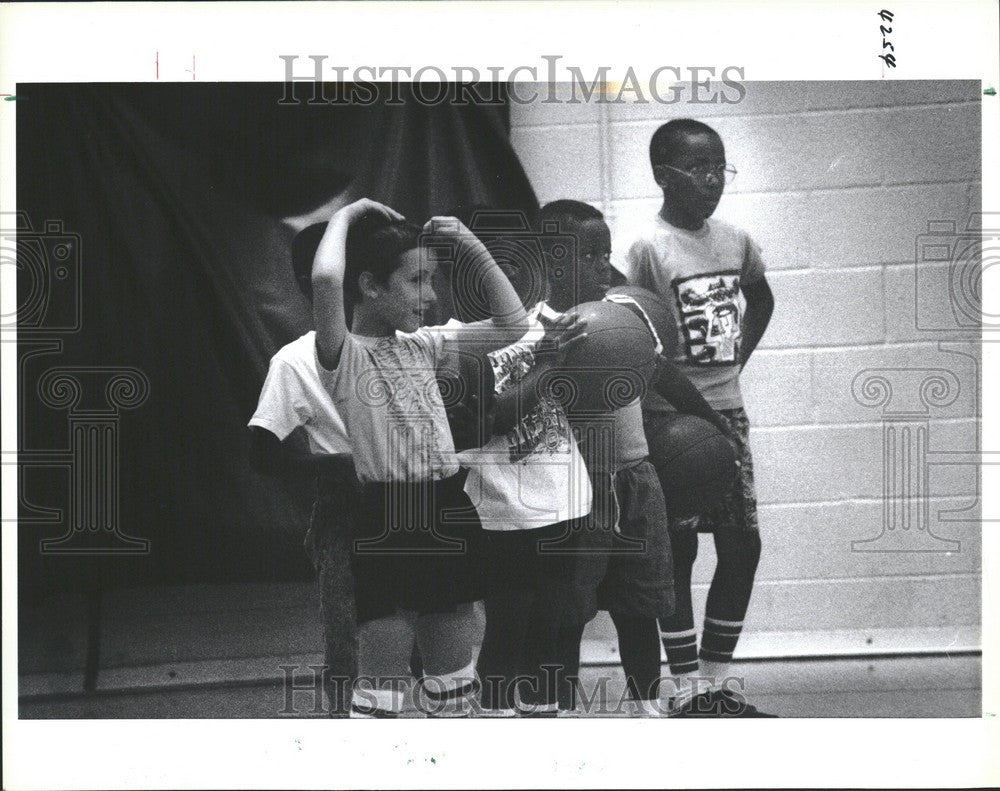 1991 Press Photo Ari Mendelbaum yarmulke skullcap jews - Historic Images