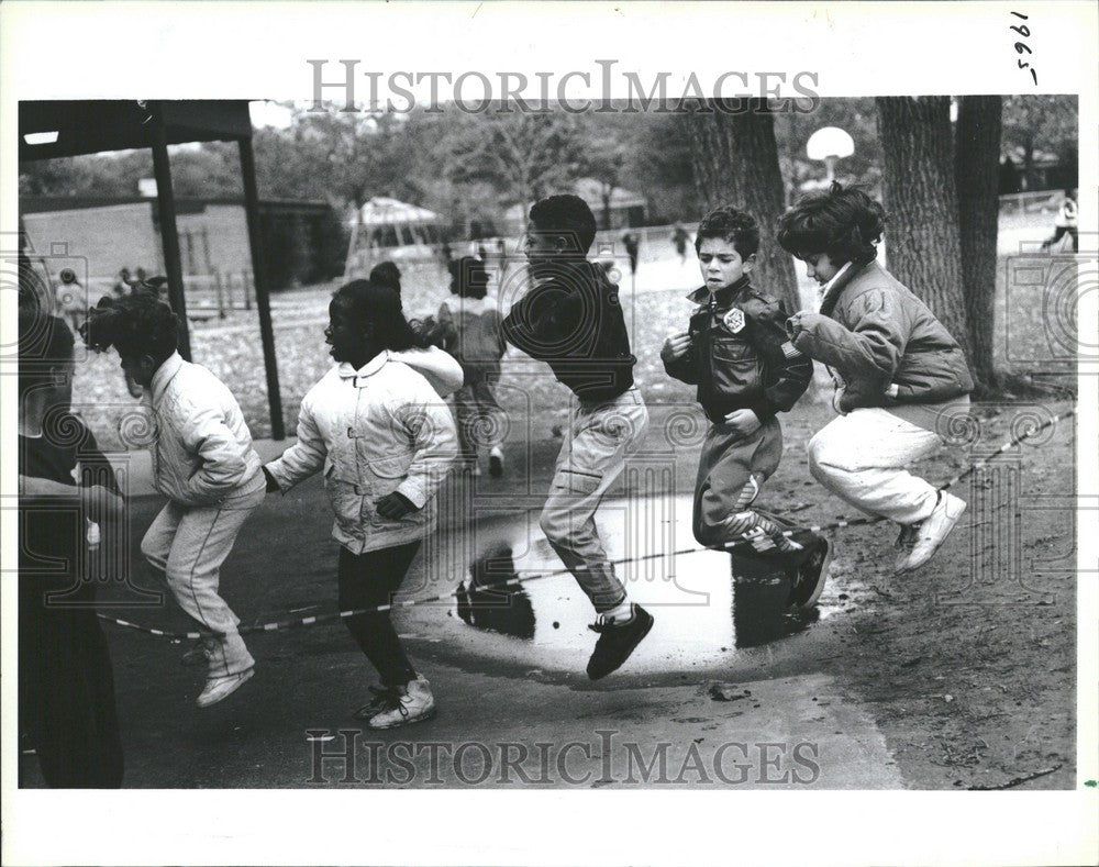 1981 Press Photo Mixed race Elementary kids skip rope - Historic Images