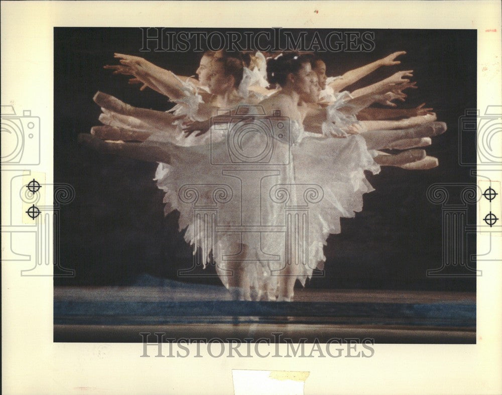 1990 Press Photo Dancers V-formation Detroit Symphony - Historic Images