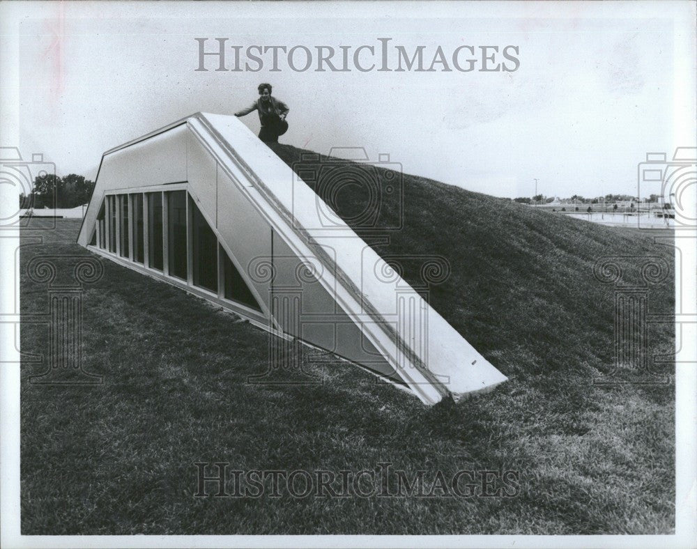 1991 Press Photo mound almost grassy conceals new top - Historic Images