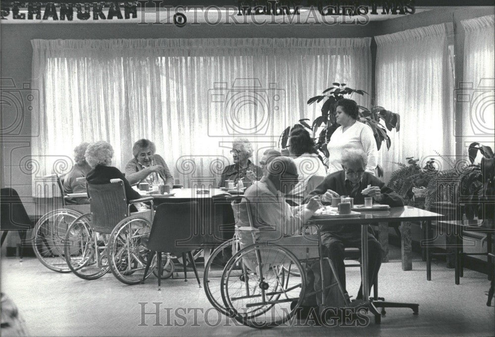 1981 Press Photo Oakland Care Center Nursing Home Lunch - Historic Images