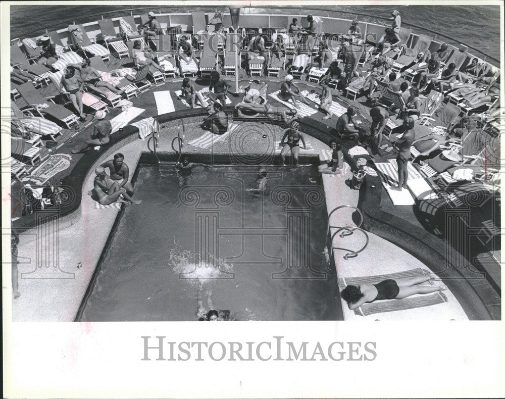 1979 Press Photo ocean liner luxury cruise travel pool - Historic Images