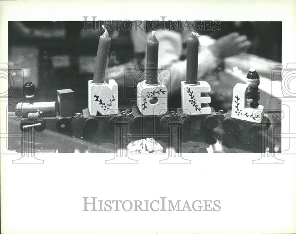 1984 Press Photo Noel Train Candles Chrismas Oakland - Historic Images