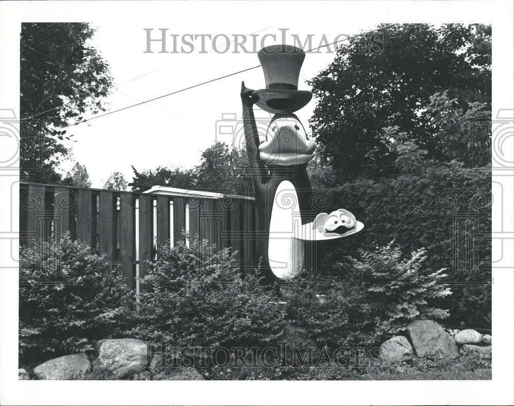 1982 Press Photo penguin statue restaurant Michigan - Historic Images