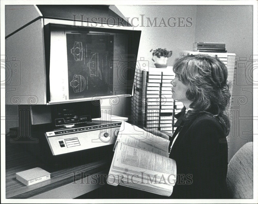 1983 Press Photo Roseanne Minolli checks  federal specs - Historic Images
