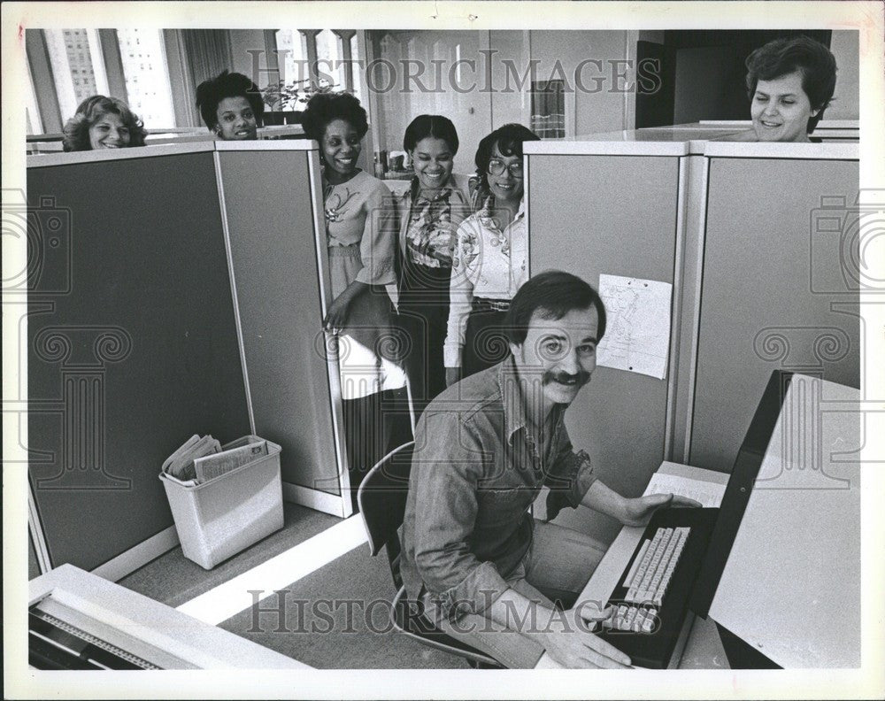 1978 Press Photo Victor Rossi&#39;s co-workers Mich. Gas Co - Historic Images