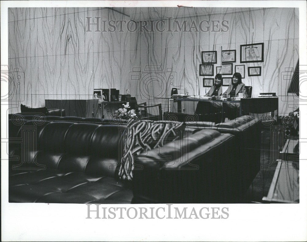 1975 Press Photo Office - Historic Images