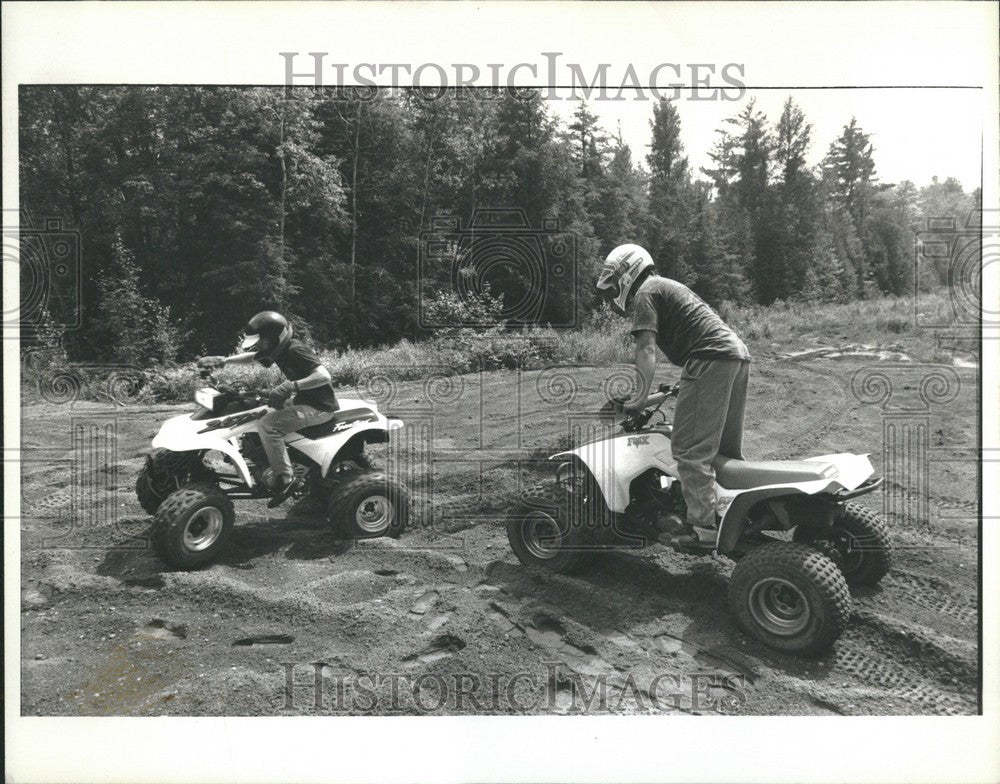 1990 Press Photo atv vehicles side near grayline - Historic Images