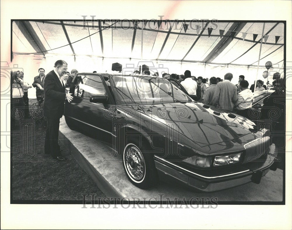 1987 Press Photo General Motors Corp. President Robert - Historic Images