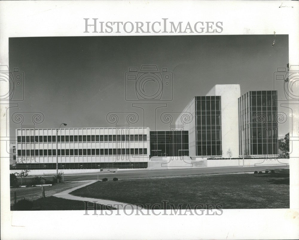 1966 Press Photo Administration Building Oldsmobile - Historic Images