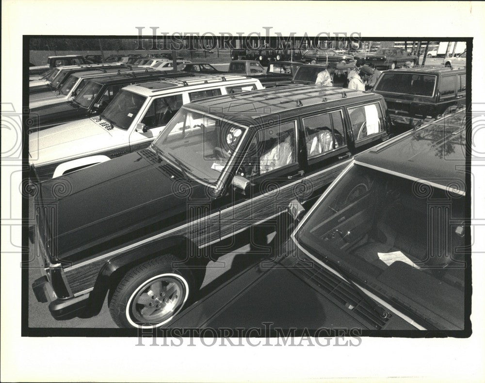 1987 Press Photo Renault dealership AMC Jeep customers - Historic Images