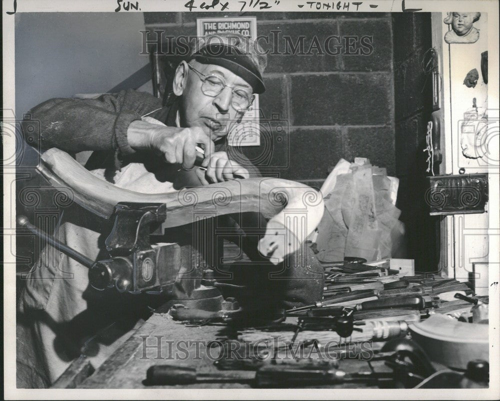 1954 Press Photo Walder Sandburg handicraft  banister - Historic Images