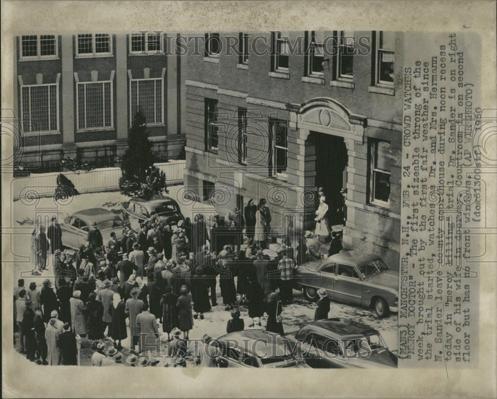 1950 Press Photo Mercy Doctor, crowd - Historic Images