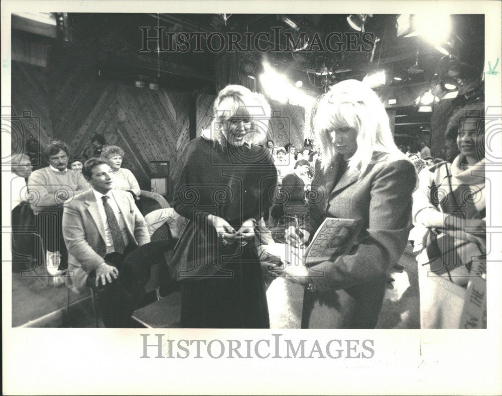 1988 Press Photo Suzanne Somers Jeraldine Brandt signs - Historic Images