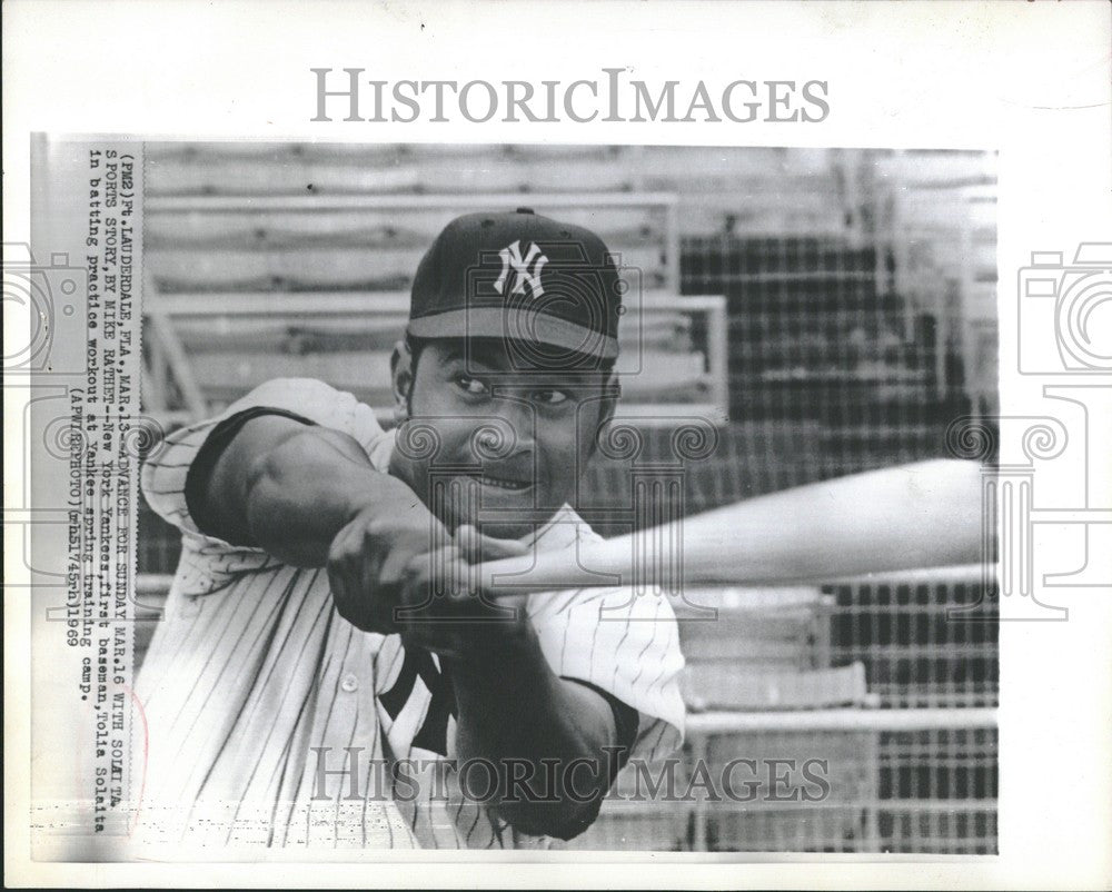 Press Photo Yankees Tolia Solaita batting practice - Historic Images