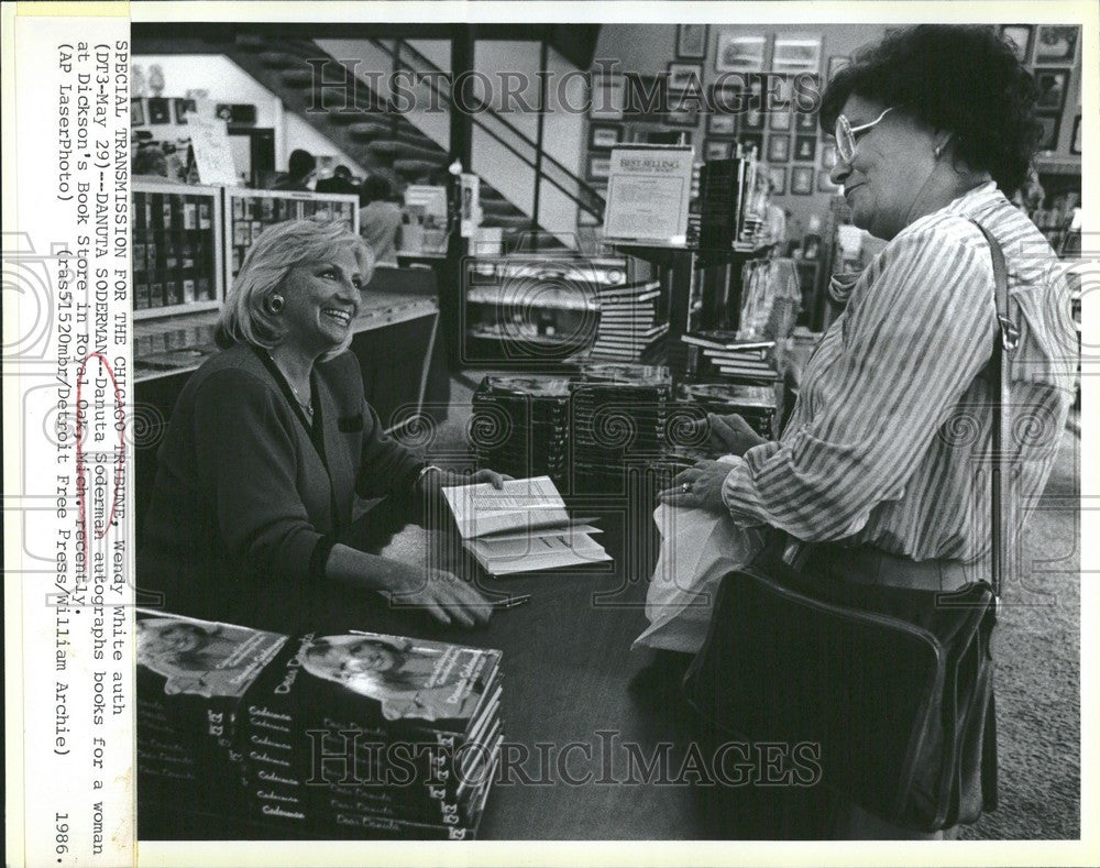 1986 Press Photo Danuta Soderman Autographs Dickson&#39;s - Historic Images