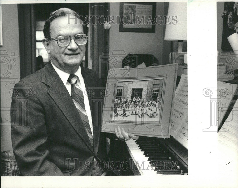 1986 Press Photo White grade hand veteran musician - Historic Images