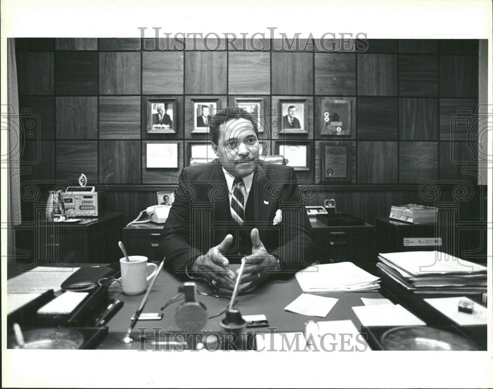 1984 Press Photo Eugene White Sears Manager - Historic Images