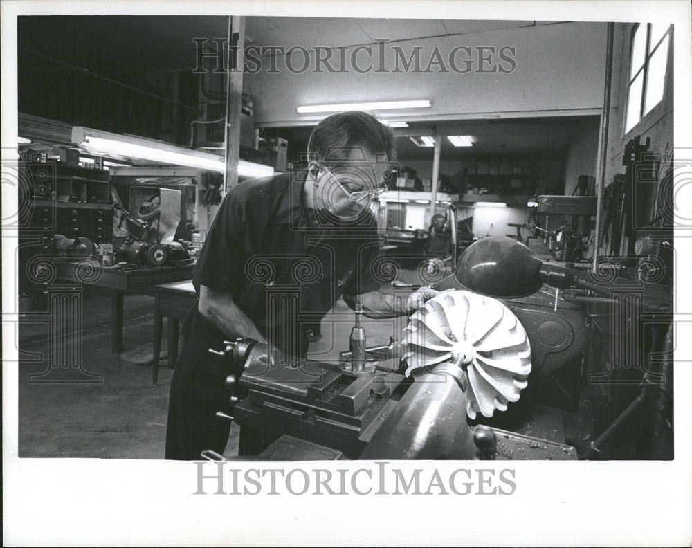 1987 Press Photo Archie White  Pipe organ maker Lansing - Historic Images