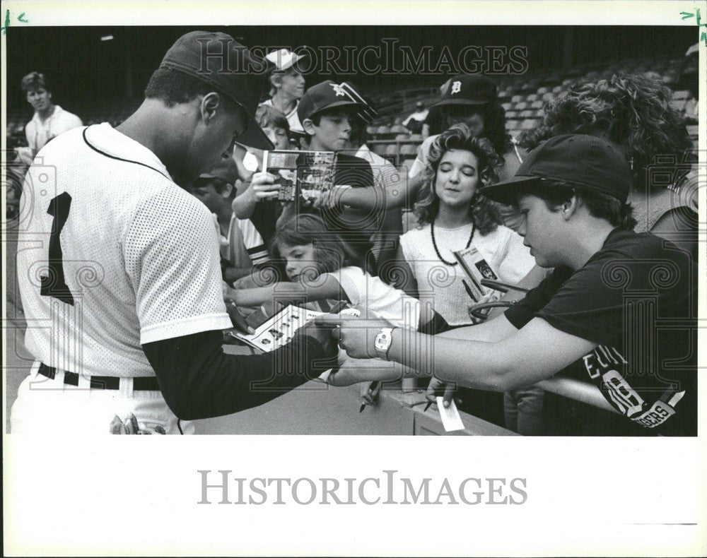 1985 Press Photo Lou Whitaker reacts game Chicago - Historic Images