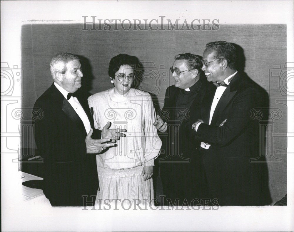 1989 Press Photo Evelyn Fisher in Mary college - Historic Images