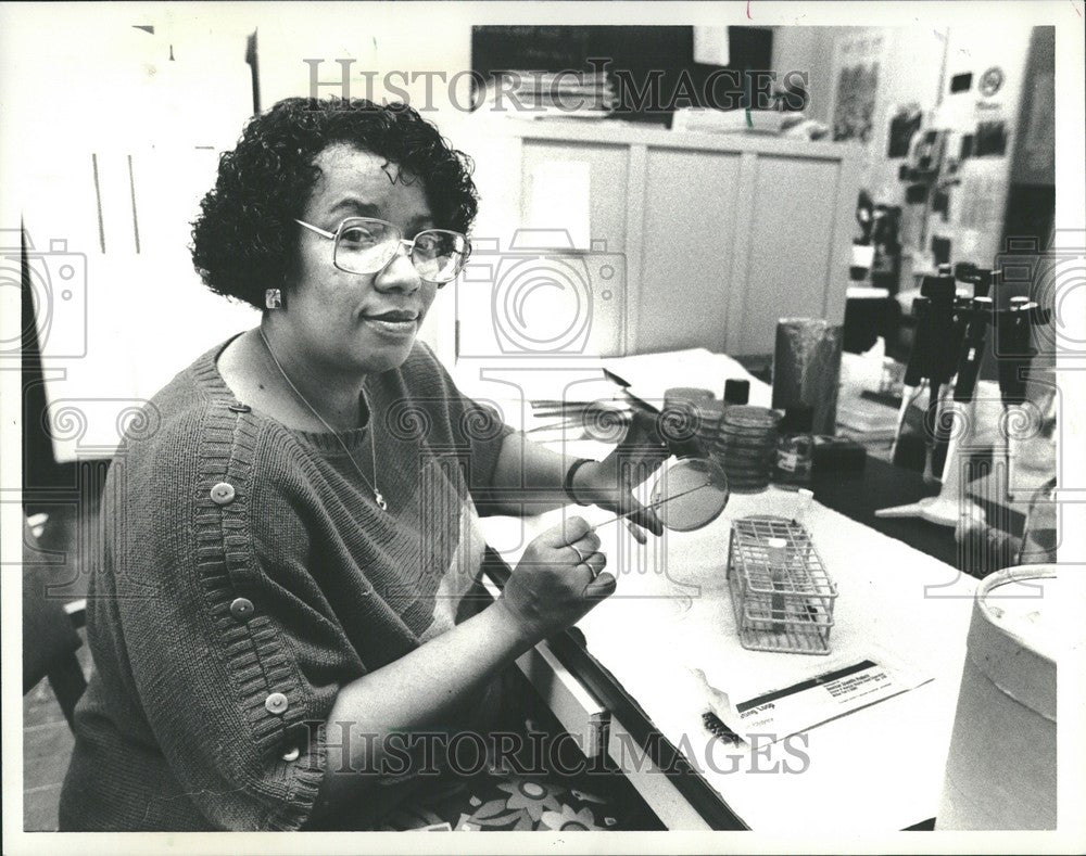 1988 Press Photo Linda Fisher research measles virus - Historic Images