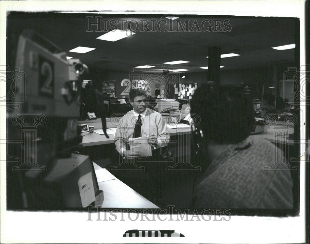 1993 Press Photo Rich Fisher channel-2 newsroom weekday - Historic Images